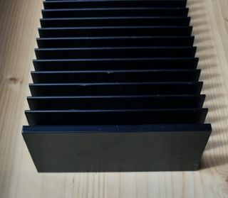 Dissipatore in alluminio anodizzato nero (25x10x4)