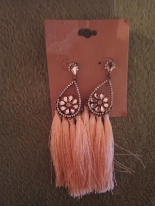 Pendientes largos dorados con flecos rosa
