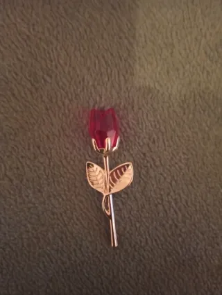 Pequeña rosa artificial decorativa