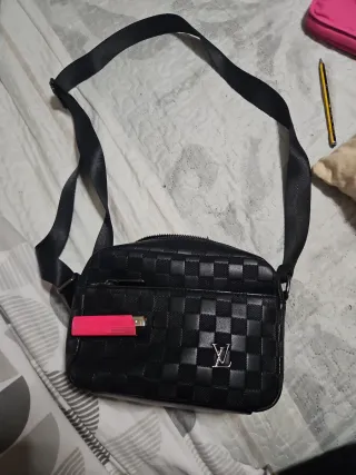 Bolso bandolera LV negro