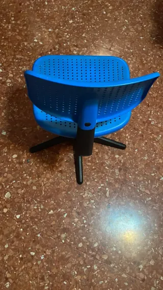 Silla infantil Ikea azul sin ruedas( en persona)