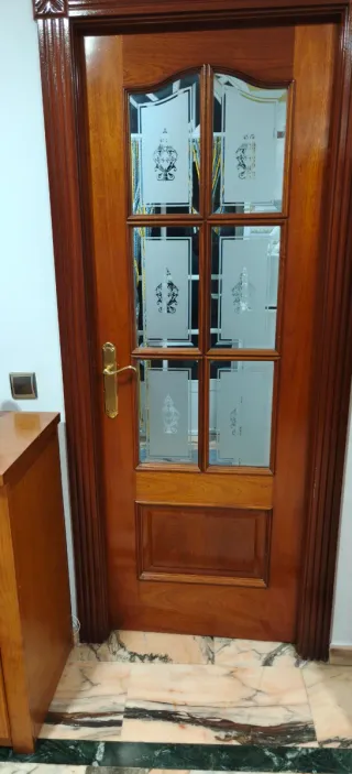 Puerta de madera con cristal