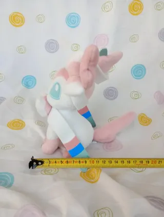pokémon peluche do pokémon sylveon da marca tomy