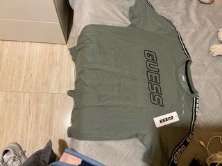 Camiseta Guess verde con logo