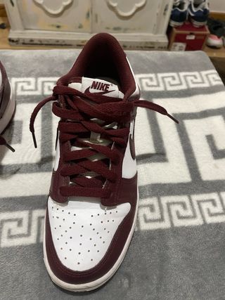 Nike Dunk Granate y Blanco