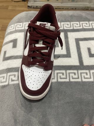 Nike Dunk Granate y Blanco