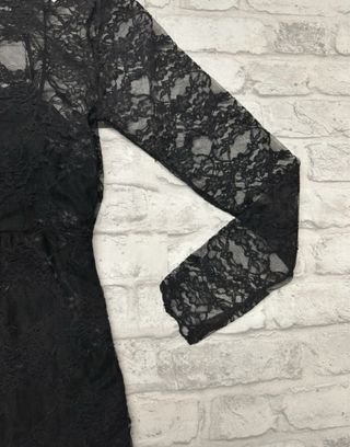 Vestido corto encaje negro