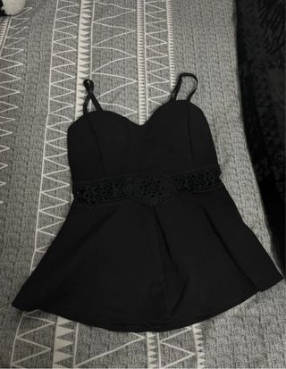 Top negro con tirantes y encaje