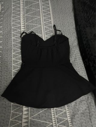 Top negro con tirantes y encaje