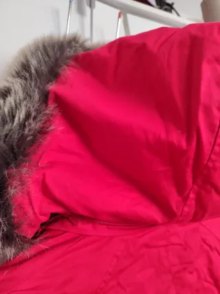 Chaqueta Roja con Capucha y Forro