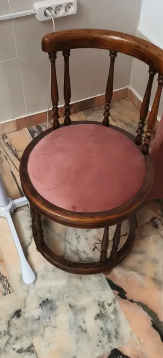 Mesita de noche antigua de madera y metal