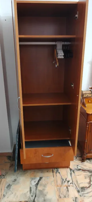 Armario de madera marrón