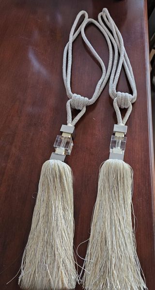 Alzapaños con detalle de cristal y metal.