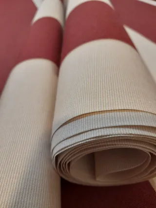 Tela  toldo a rayas beige y rojo