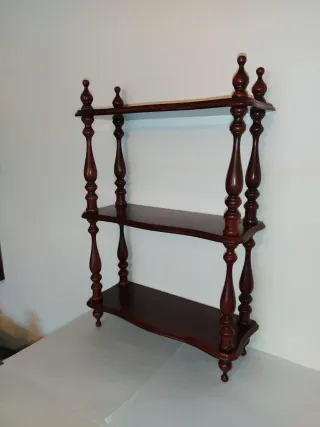 Scaffale in legno scuro