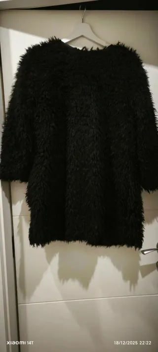 Abrigo pelo sintético negro