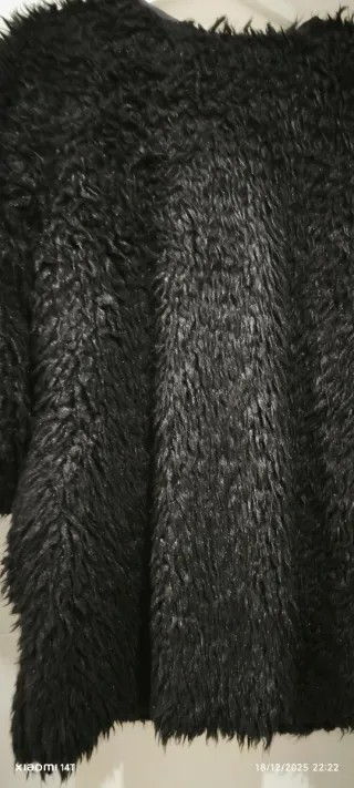 Abrigo pelo sintético negro