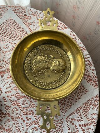 Cuenco dorado con retrato y año 1806