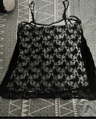 Camiseta tirantes encaje mariposas