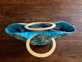 Borsa floreale blu con manici in legno