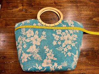 Borsa floreale blu con manici in legno