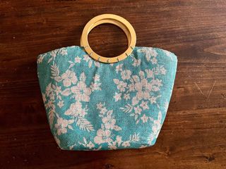 Borsa floreale blu con manici in legno