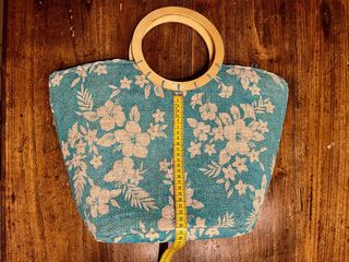 Borsa floreale blu con manici in legno