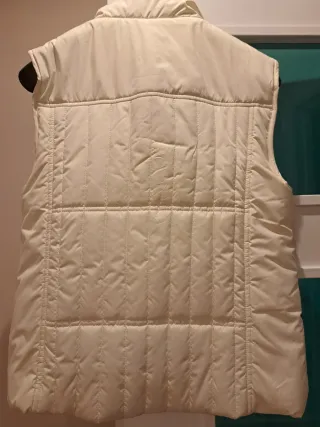 Chaleco acolchado blanco.