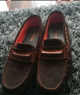 Sapatos de camurça castanhos tamanho 34