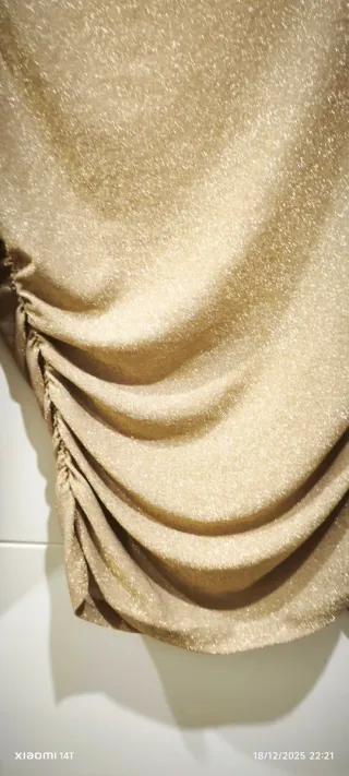 Top dorado brillante drapeado