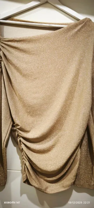 Top dorado brillante drapeado