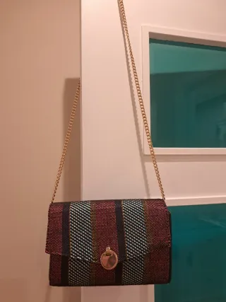 Bolso de mano multicolor con cadena dorada