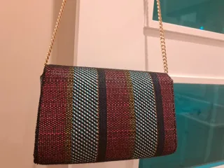 Bolso de mano multicolor con cadena dorada