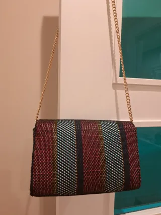 Bolso de mano multicolor con cadena dorada