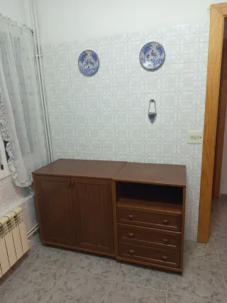 2 Muebles de madera marrón