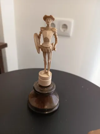 Figura Quijote con escudo y espada