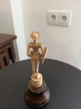 Figura Quijote con escudo y espada