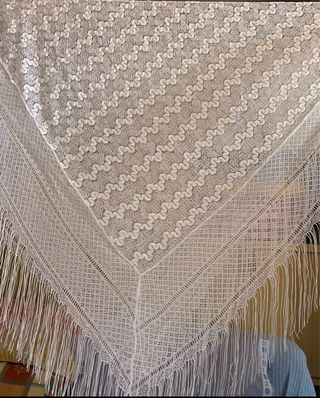Bonito mantón blanco con flecos