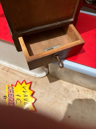 Hornacina con limosnera y figura de Jesús