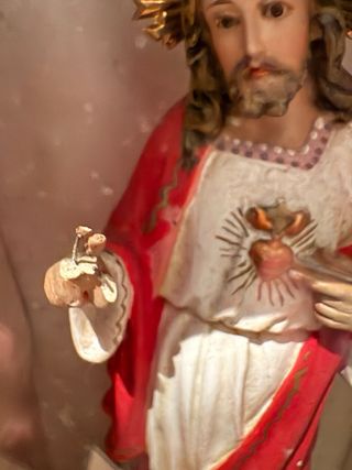 Hornacina con limosnera y figura de Jesús