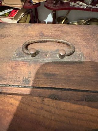 Hornacina con limosnera y figura de Jesús