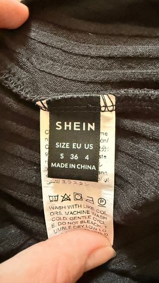 Conjunto negro crop top y pantalón campana