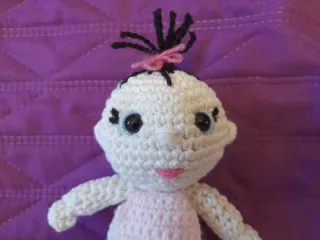 Muñeco bebé amigurumi y saquito.