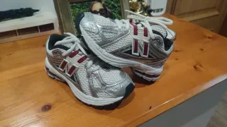 New Balance Playeros Rojo y Plata