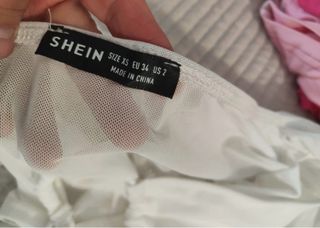 Top Shein blanco con lazada