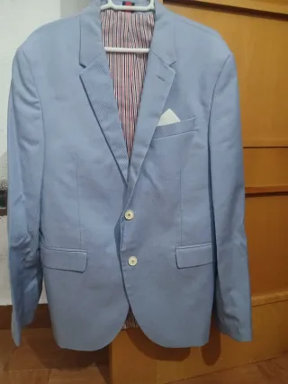 Traje de hombre moderno azul celeste