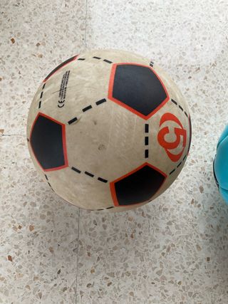Pallone da calcio e guanti da portiere