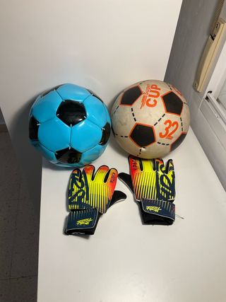 Pallone da calcio e guanti da portiere