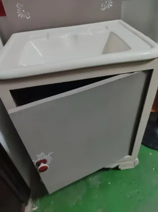 Lavabo antiguo de cerámica y madera