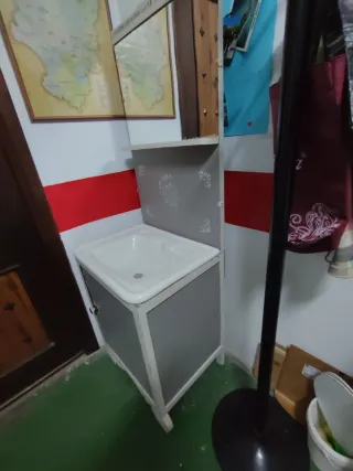 Lavabo antiguo de cerámica y madera